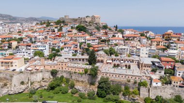 Kavala, Yunanistan ve Avrupa 'daki eski şehir, kale ve su kemerinin havadan görünüşü