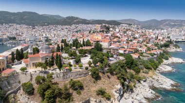 Kavala, Yunanistan ve Avrupa 'daki eski şehir, kale ve su kemerinin havadan görünüşü