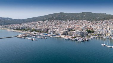 Kavala, Yunanistan ve Avrupa 'daki eski şehir, kale ve su kemerinin havadan görünüşü