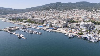 Kavala, Yunanistan ve Avrupa 'daki eski şehir, kale ve su kemerinin havadan görünüşü