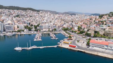 Kavala, Yunanistan ve Avrupa 'daki eski şehir, kale ve su kemerinin havadan görünüşü
