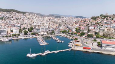 Kavala, Yunanistan ve Avrupa 'daki eski şehir, kale ve su kemerinin havadan görünüşü