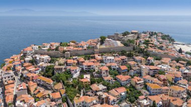 Kavala, Yunanistan ve Avrupa 'daki eski şehir, kale ve su kemerinin havadan görünüşü