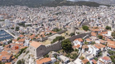 Kavala, Yunanistan ve Avrupa 'daki eski şehir, kale ve su kemerinin havadan görünüşü