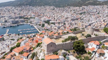 Kavala, Yunanistan ve Avrupa 'daki eski şehir, kale ve su kemerinin havadan görünüşü