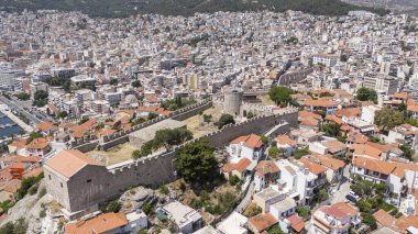 Kavala, Yunanistan ve Avrupa 'daki eski şehir, kale ve su kemerinin havadan görünüşü