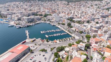 Kavala, Yunanistan ve Avrupa 'daki eski şehir, kale ve su kemerinin havadan görünüşü