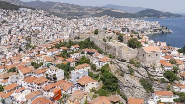Kavala, Yunanistan ve Avrupa 'daki eski şehir, kale ve su kemerinin havadan görünüşü