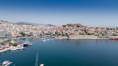 Kavala, Yunanistan ve Avrupa 'daki eski şehir, kale ve su kemerinin havadan görünüşü