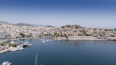 Kavala, Yunanistan ve Avrupa 'daki eski şehir, kale ve su kemerinin havadan görünüşü