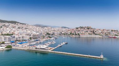 Kavala, Yunanistan ve Avrupa 'daki eski şehir, kale ve su kemerinin havadan görünüşü