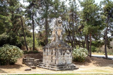 Amphipolis Aslanı, Makedonya 'nın Amphipolis şehrinde MÖ 4. yüzyıldan kalma bir mezar heykelidir. Macedon Kralı İskender' in önemli bir generali olan Mytilene 'li Laomedon' un anısına yapılmıştır..