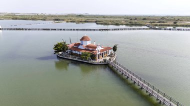 Yunanistan 'ın Porto Lagos kentindeki Vistonida Gölü üzerindeki Agios Nikolaos Manastırı üzerindeki hava aracı görüntüsü