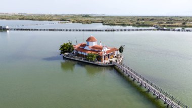 Yunanistan 'ın Porto Lagos kentindeki Vistonida Gölü üzerindeki Agios Nikolaos Manastırı üzerindeki hava aracı görüntüsü