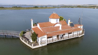 Yunanistan 'ın Porto Lagos kentindeki Vistonida Gölü üzerindeki Agios Nikolaos Manastırı üzerindeki hava aracı görüntüsü
