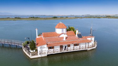 Yunanistan 'ın Porto Lagos kentindeki Vistonida Gölü üzerindeki Agios Nikolaos Manastırı üzerindeki hava aracı görüntüsü