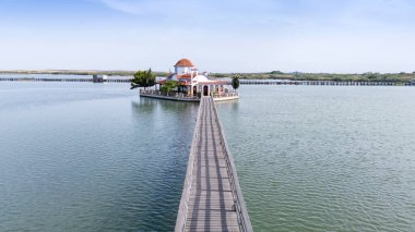 Yunanistan 'ın Porto Lagos kentindeki Vistonida Gölü üzerindeki Agios Nikolaos Manastırı üzerindeki hava aracı görüntüsü