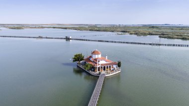 Yunanistan 'ın Porto Lagos kentindeki Vistonida Gölü üzerindeki Agios Nikolaos Manastırı üzerindeki hava aracı görüntüsü