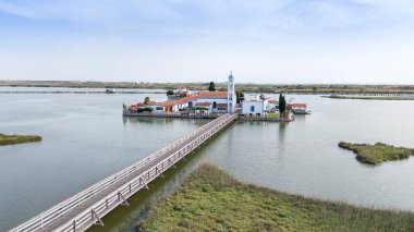 Yunanistan 'ın Porto Lagos kentindeki Vistonida Gölü üzerindeki Agios Nikolaos Manastırı üzerindeki hava aracı görüntüsü