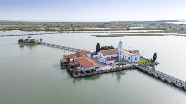 Yunanistan 'ın Porto Lagos kentindeki Vistonida Gölü üzerindeki Agios Nikolaos Manastırı üzerindeki hava aracı görüntüsü