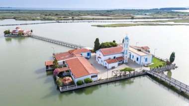 Yunanistan 'ın Porto Lagos kentindeki Vistonida Gölü üzerindeki Agios Nikolaos Manastırı üzerindeki hava aracı görüntüsü