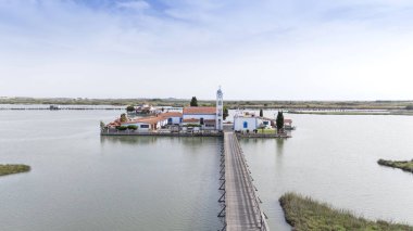 Yunanistan 'ın Porto Lagos kentindeki Vistonida Gölü üzerindeki Agios Nikolaos Manastırı üzerindeki hava aracı görüntüsü