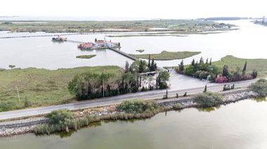 Yunanistan 'ın Porto Lagos kentindeki Vistonida Gölü üzerindeki Agios Nikolaos Manastırı üzerindeki hava aracı görüntüsü