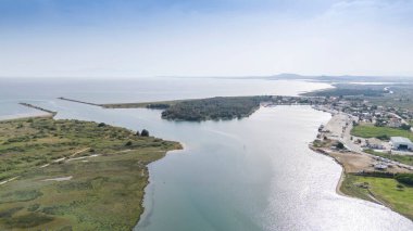 Yunanistan 'ın Porto Lagos kentindeki Vistonida Gölü üzerindeki Agios Nikolaos Manastırı üzerindeki hava aracı görüntüsü