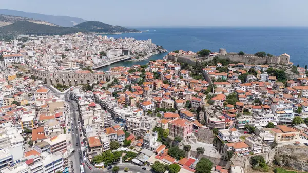 Kavala, Yunanistan ve Avrupa 'daki eski şehir, kale ve su kemerinin havadan görünüşü