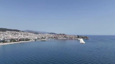 Kavala, Yunanistan ve Avrupa 'daki eski şehir, kale ve su kemerinin havadan görünüşü