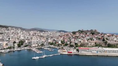 Kavala, Yunanistan ve Avrupa 'daki eski şehir, kale ve su kemerinin havadan görünüşü