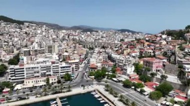 Kavala, Yunanistan ve Avrupa 'daki eski şehir, kale ve su kemerinin havadan görünüşü