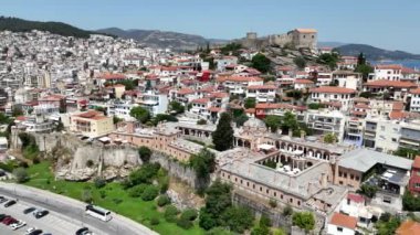 Kavala, Yunanistan ve Avrupa 'daki eski şehir, kale ve su kemerinin havadan görünüşü