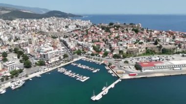 Kavala, Yunanistan ve Avrupa 'daki eski şehir, kale ve su kemerinin havadan görünüşü