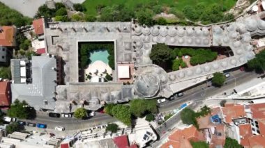 Kavala, Yunanistan ve Avrupa 'daki eski şehir, kale ve su kemerinin havadan görünüşü