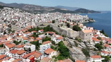 Kavala, Yunanistan ve Avrupa 'daki eski şehir, kale ve su kemerinin havadan görünüşü