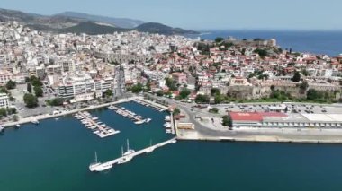 Kavala, Yunanistan ve Avrupa 'daki eski şehir, kale ve su kemerinin havadan görünüşü