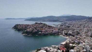 Kavala, Yunanistan ve Avrupa 'daki eski şehir, kale ve su kemerinin havadan görünüşü