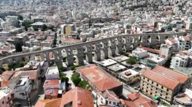 Kavala, Yunanistan ve Avrupa 'daki eski şehir, kale ve su kemerinin havadan görünüşü