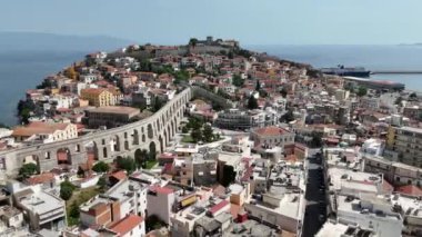 Kavala, Yunanistan ve Avrupa 'daki eski şehir, kale ve su kemerinin havadan görünüşü