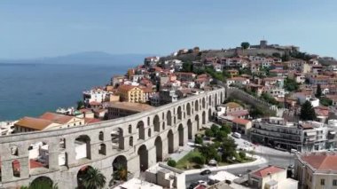 Kavala, Yunanistan ve Avrupa 'daki eski şehir, kale ve su kemerinin havadan görünüşü