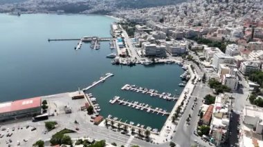 Kavala, Yunanistan ve Avrupa 'daki eski şehir, kale ve su kemerinin havadan görünüşü