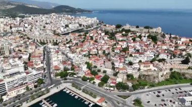 Kavala, Yunanistan ve Avrupa 'daki eski şehir, kale ve su kemerinin havadan görünüşü