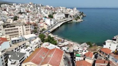 Kavala, Yunanistan ve Avrupa 'daki eski şehir, kale ve su kemerinin havadan görünüşü