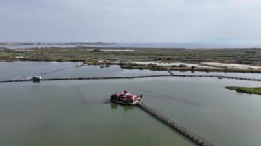 Yunanistan 'ın Porto Lagos kentindeki Vistonida Gölü üzerindeki Agios Nikolaos Manastırı üzerindeki hava aracı görüntüsü