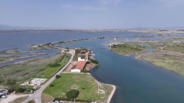 Yunanistan 'ın Porto Lagos kentindeki Vistonida Gölü üzerindeki Agios Nikolaos Manastırı üzerindeki hava aracı görüntüsü