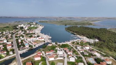 Yunanistan 'ın Porto Lagos kentindeki Vistonida Gölü üzerindeki Agios Nikolaos Manastırı üzerindeki hava aracı görüntüsü
