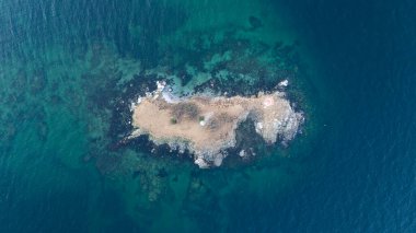 Avsa adası, Türkiye 'nin havadan görünüşü. Türkiye 'de denizden Avsa Adası manzarası.