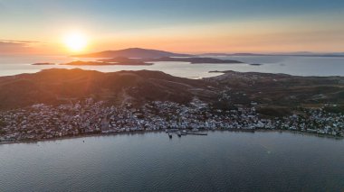 Avsa adası, Türkiye 'nin havadan görünüşü. Türkiye 'de denizden Avsa Adası manzarası.