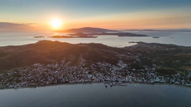 Avsa adası, Türkiye 'nin havadan görünüşü. Türkiye 'de denizden Avsa Adası manzarası.